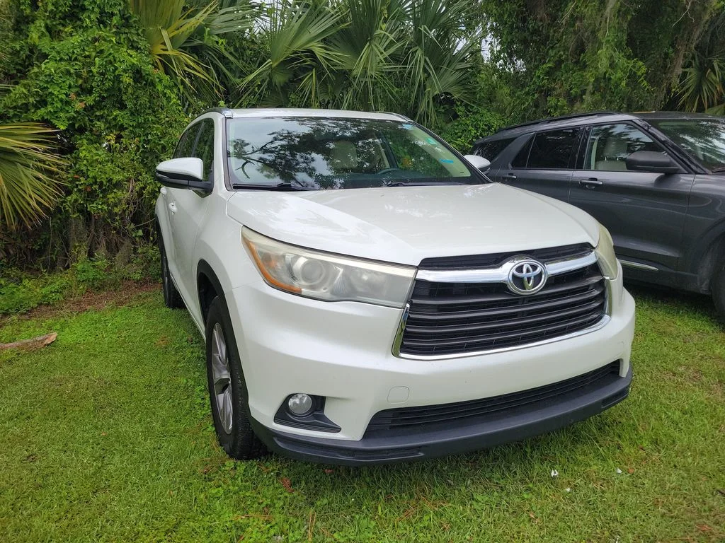 Used 2015 White Toyota XLE V6 image 10