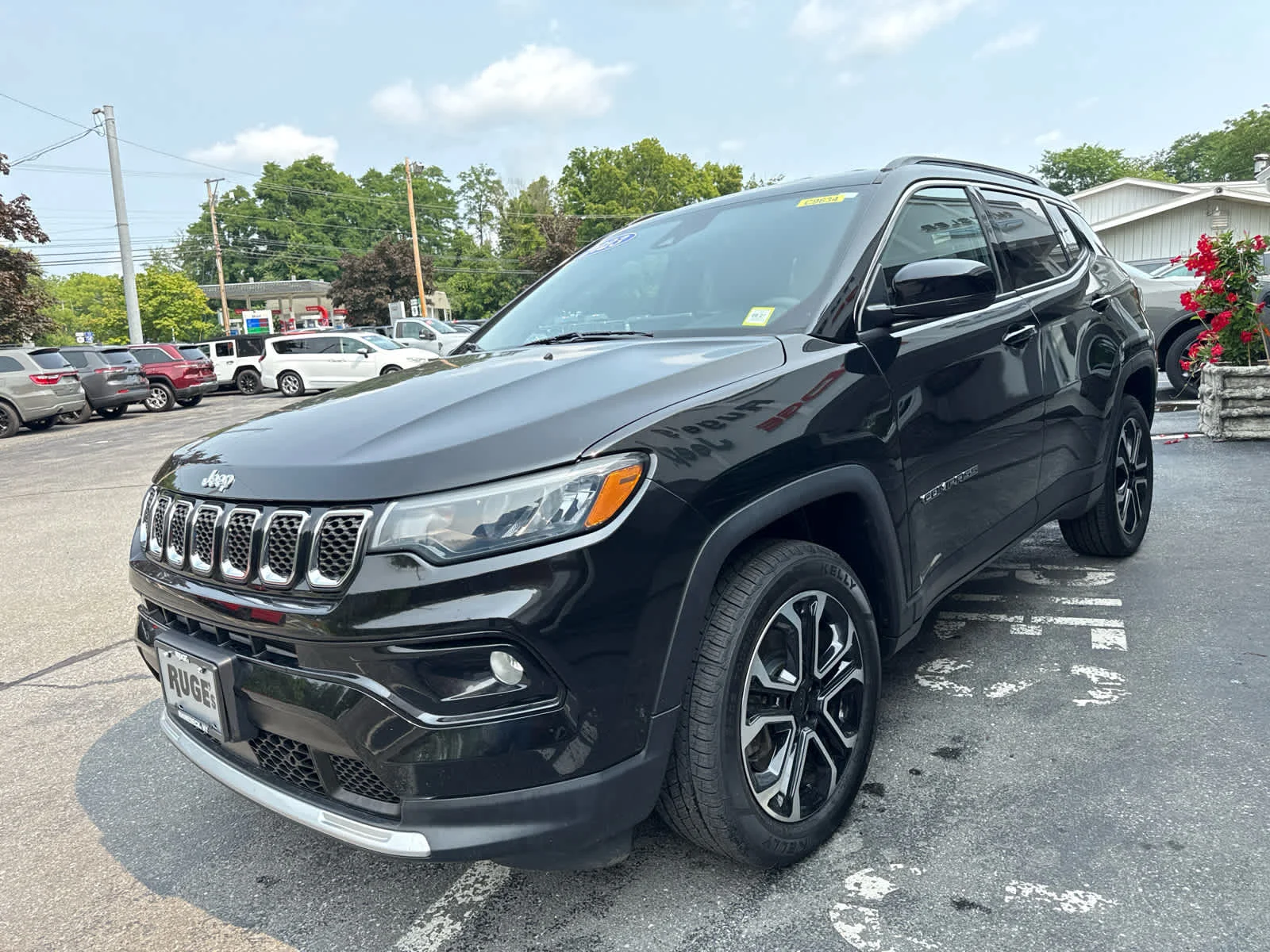 Used 2023 Diamond Black Crystal Pearlcoat Jeep Limited image 7