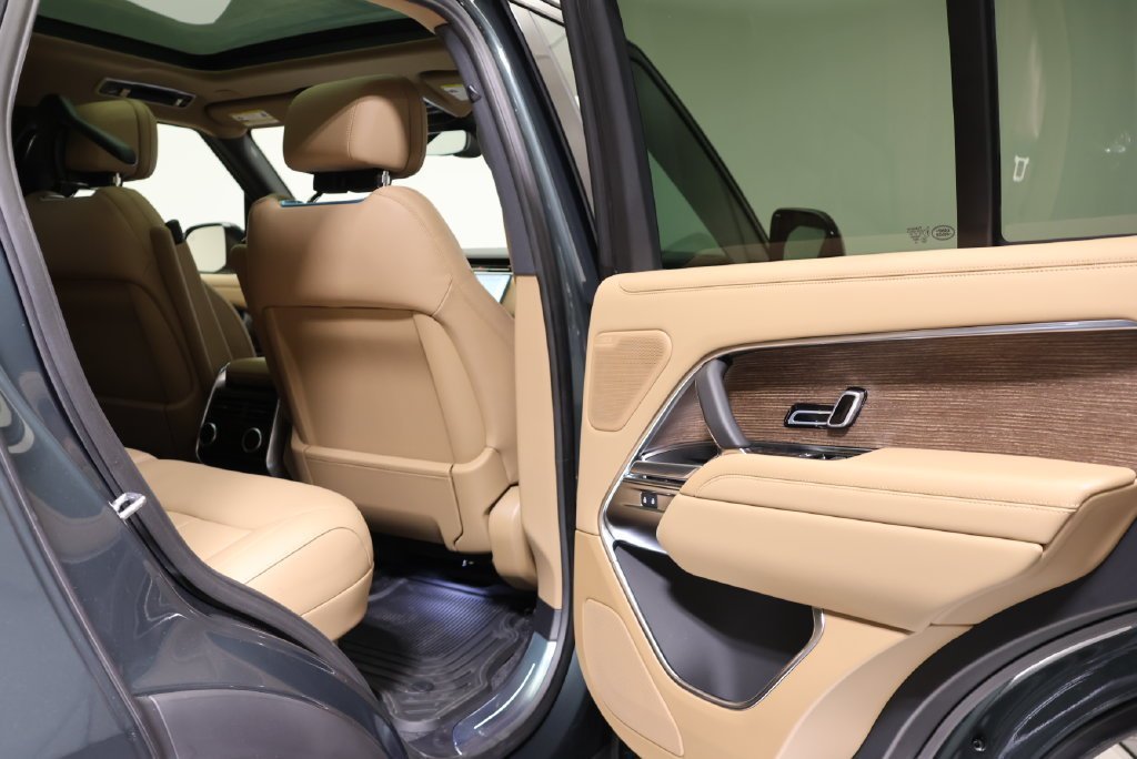 New 2027 Belgravia Green LAND ROVER SE image 43