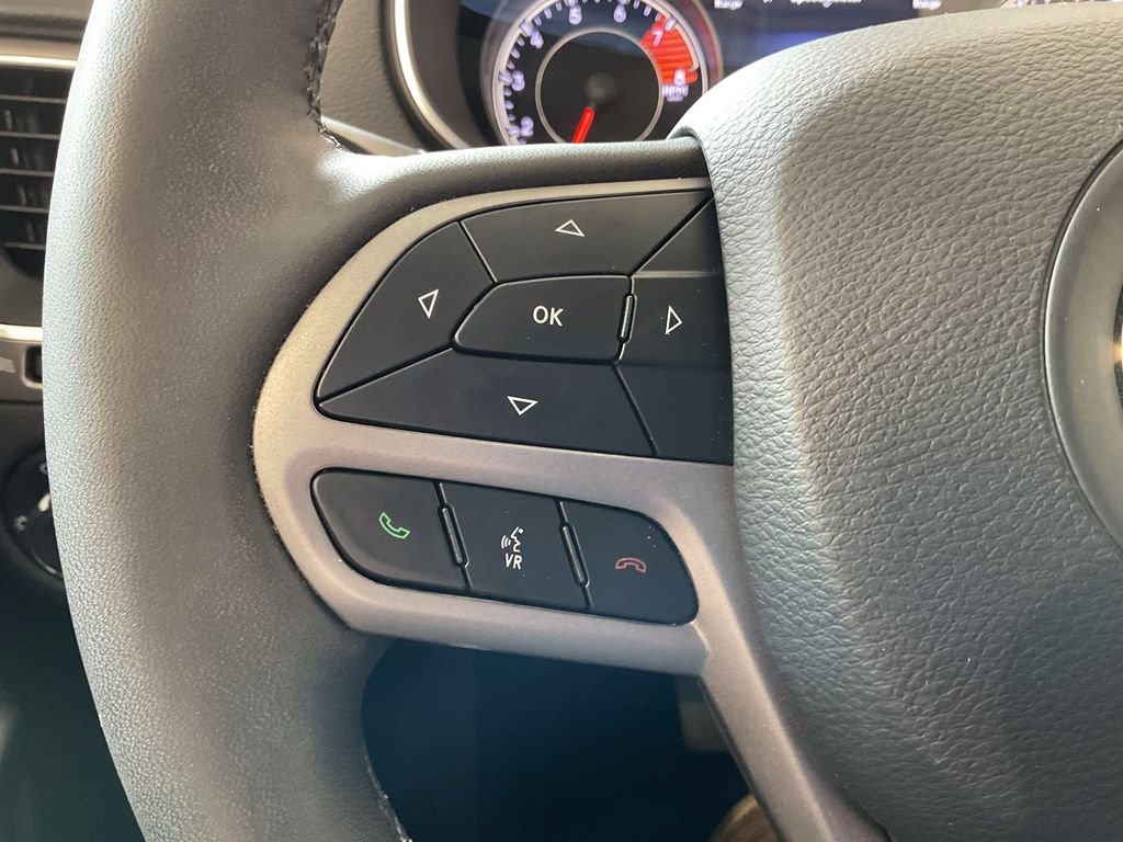 Used 2022 White Jeep Latitude Lux image 18