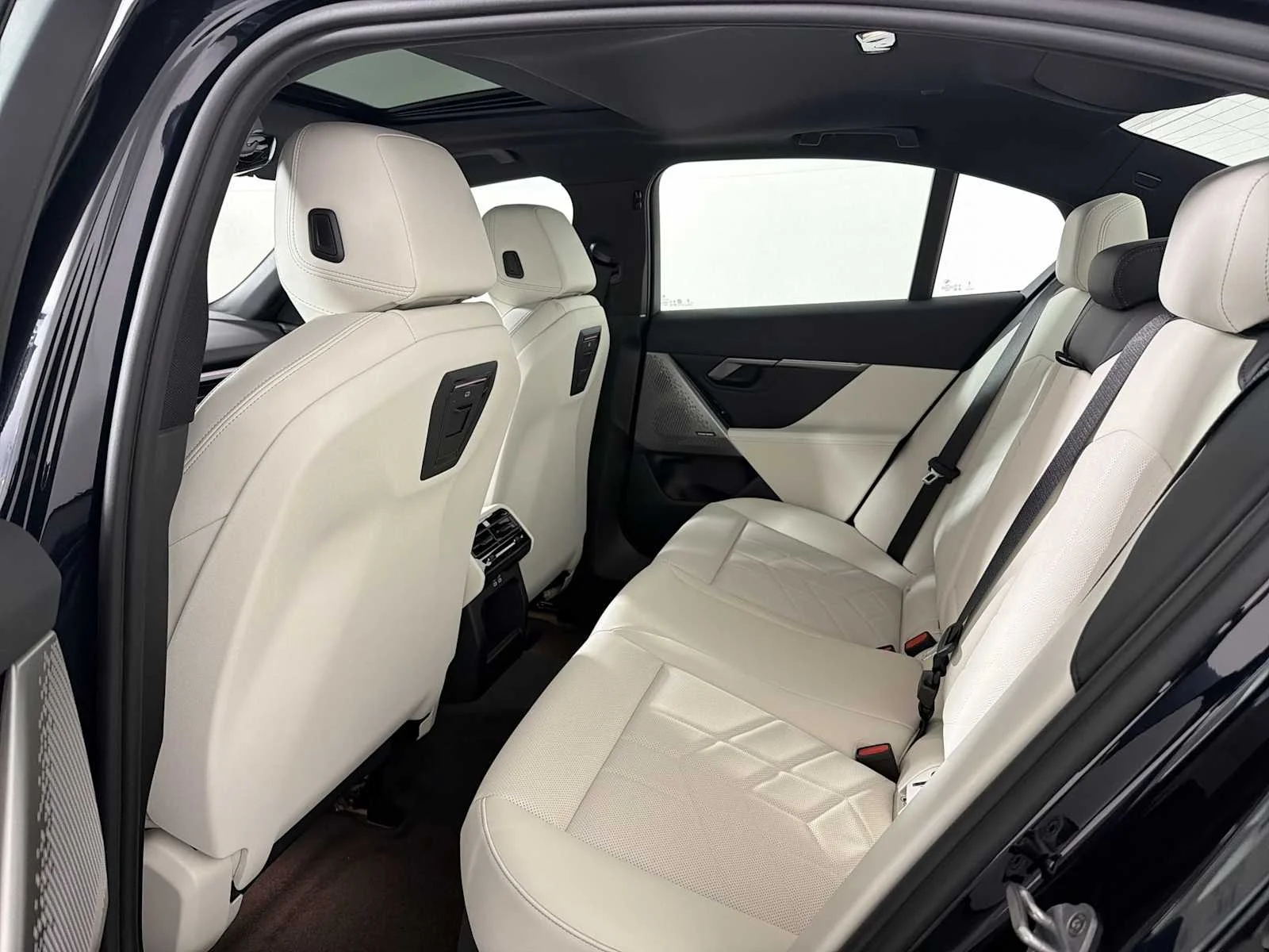 New 2026 Carbon Black Metallic BMW 530i xDrive image 19