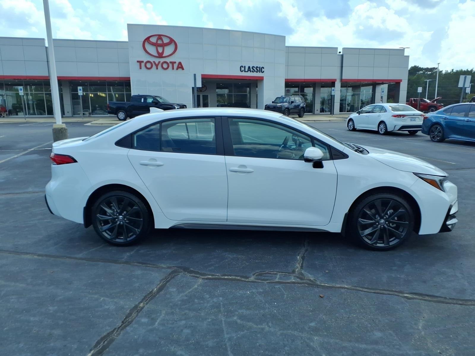 Used 2026 Ice Cap Toyota SE image 9