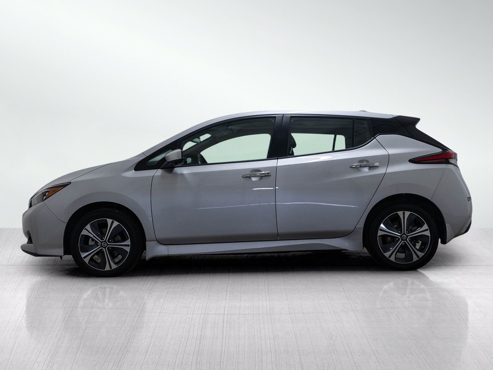 Used 2022 Brilliant Silver Nissan SV PLUS image 3