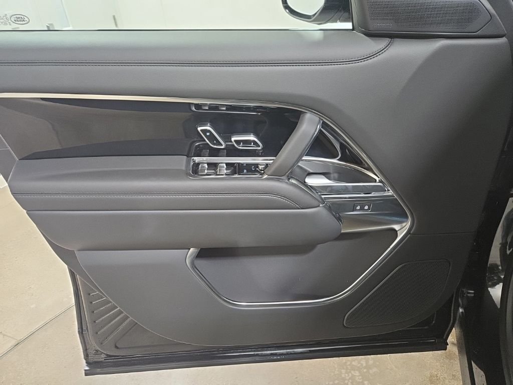 New 2026 Santorini Black Metallic Land Rover SE image 19