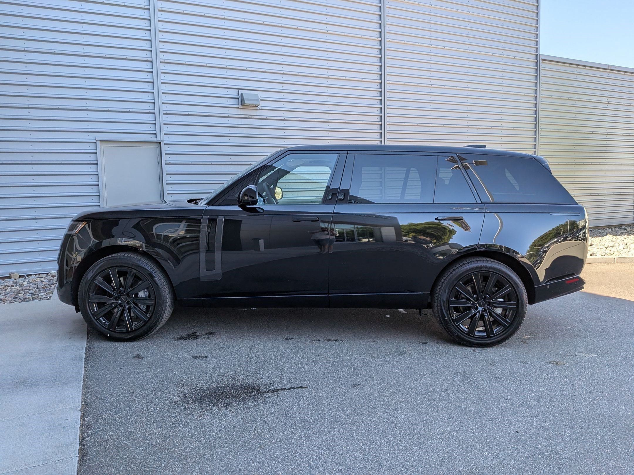 New 2026 Santorini Black Land Rover P400 SE 7 Seat image 9