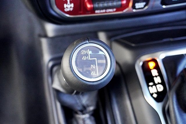 New 2026 Bright White Clear-Coat Exterior Paint Jeep Rubicon image 35