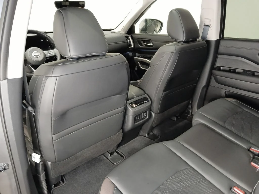 Used 2025 Gray Nissan Platinum image 16