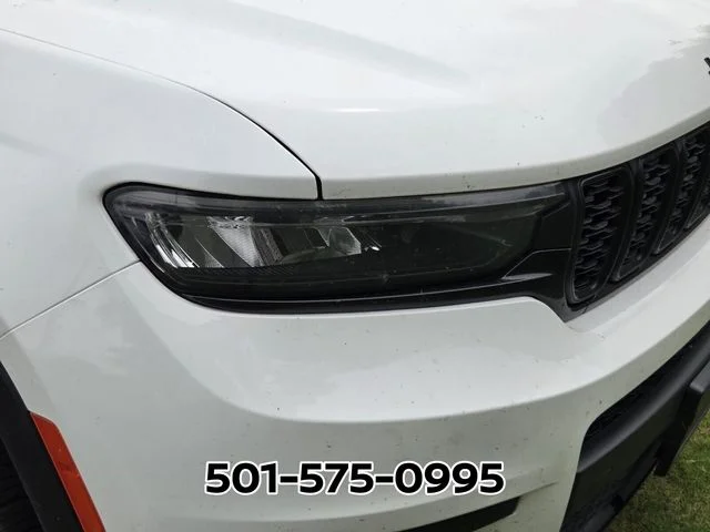 Used 2023 White Jeep Altitude image 11
