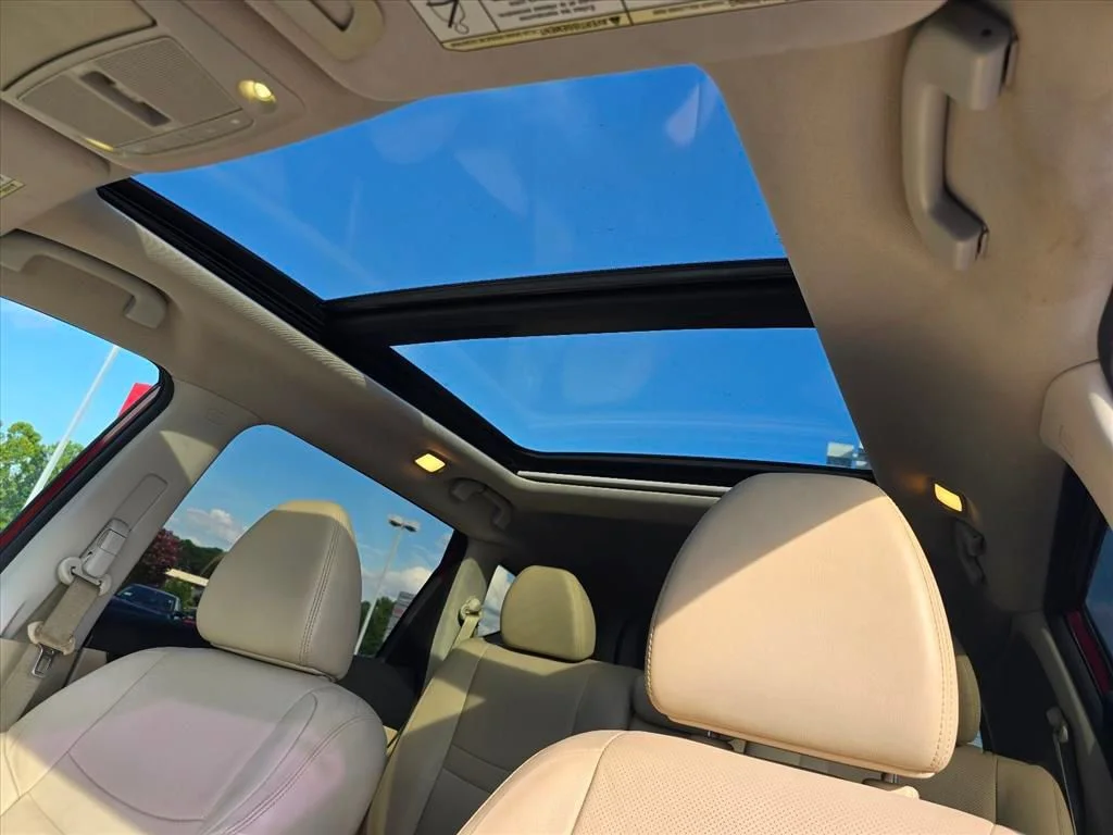 Used 2015 Red Nissan SL image 8