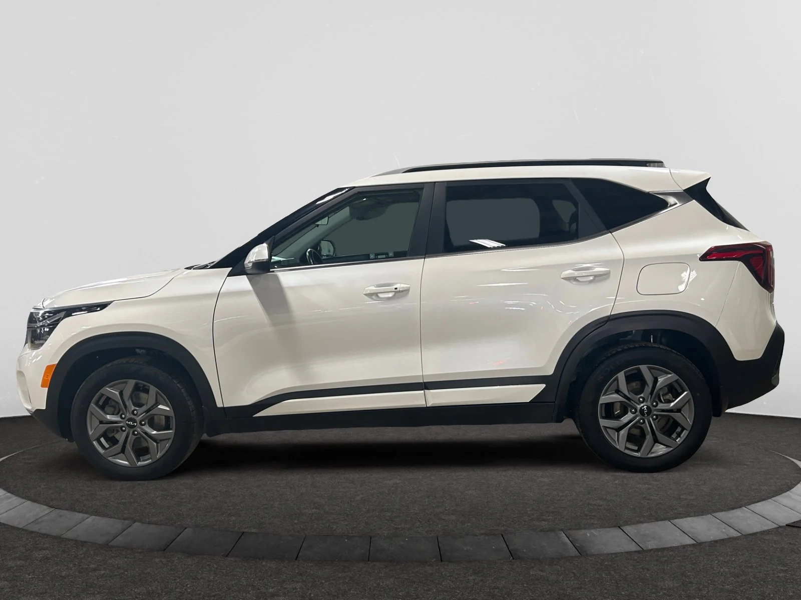 Used 2024 WHITE Kia EX AWD image 2