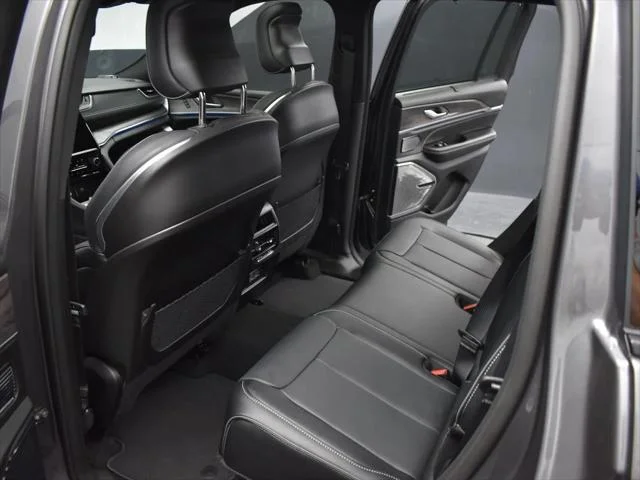 New 2024 Baltic Gray Metallic Clear-Coat Exterior Paint Jeep Overland image 27