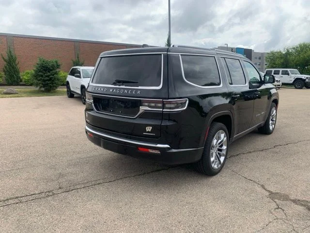 Used 2022 Diamond Black Crystal Pearlcoat Jeep Series II image 5