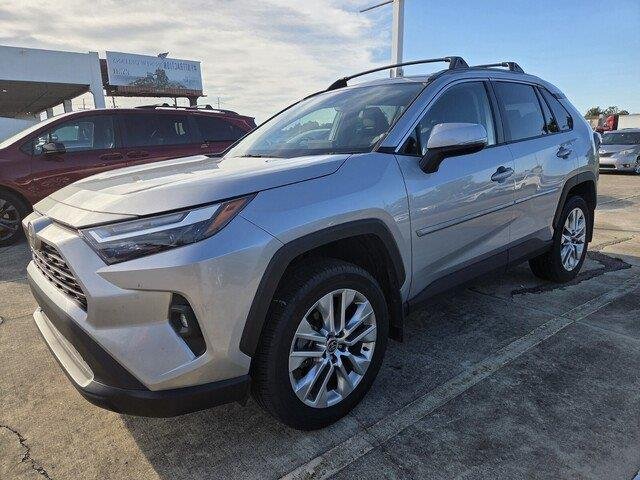 Used 2025 Silver Sky Metallic Toyota XLE Premium image 1