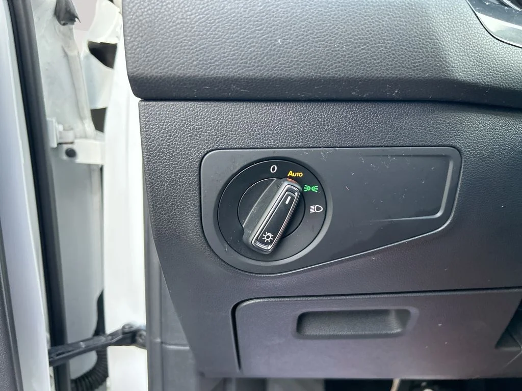 Used 2018 White Volkswagen 2.0T SE image 22
