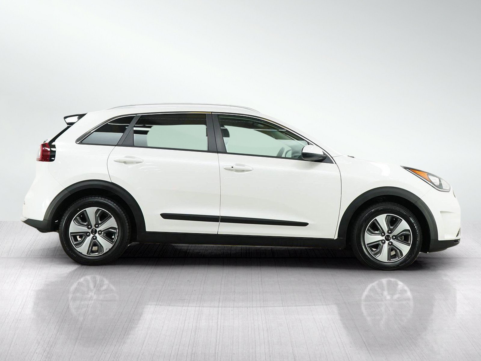 Used 2018 Snow White Pearl Kia LX image 6