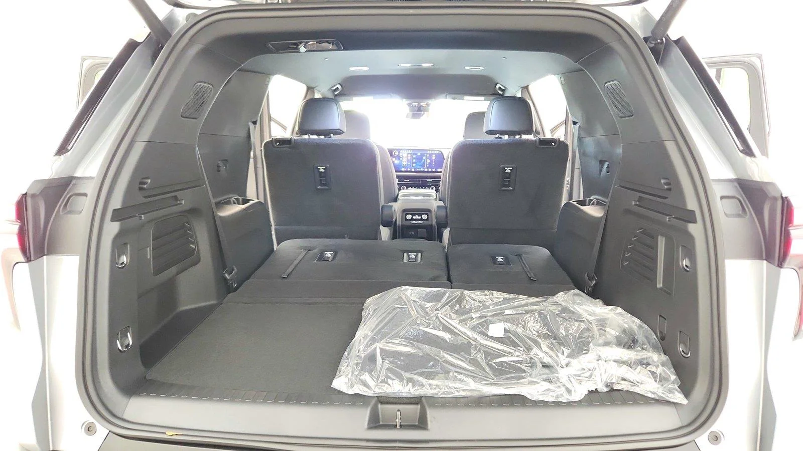 2027 Chevrolet Traverse Z71 - Photo 32