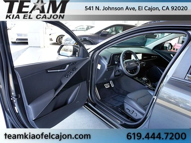 Used 2023 Gray Kia Wave image 38
