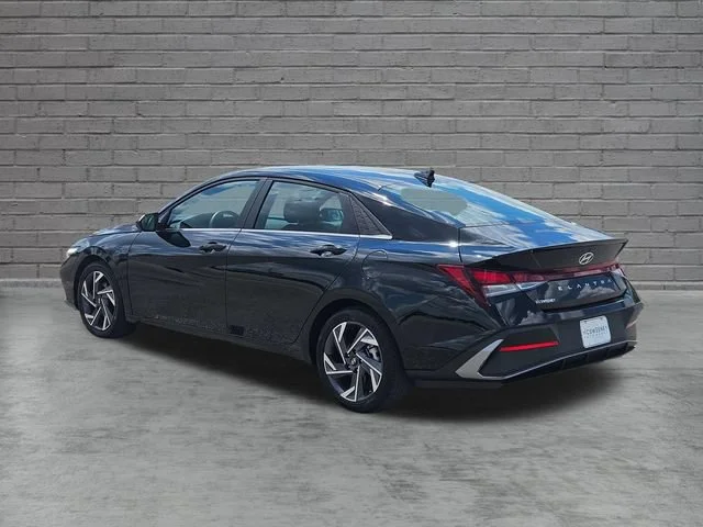 Used 2025  Hyundai SEL Sport image 3