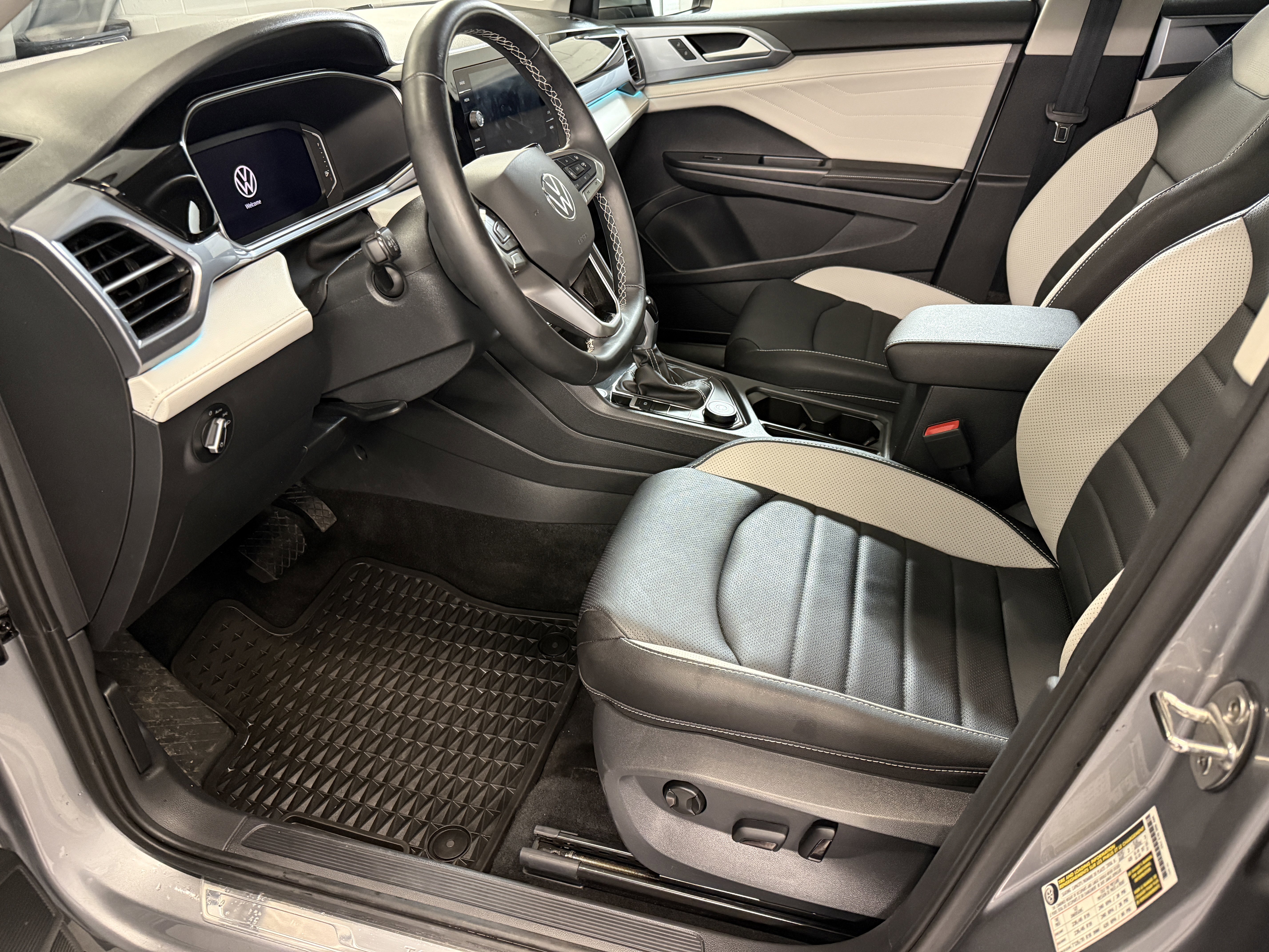 2025 Volkswagen Taos SEL - Photo 13