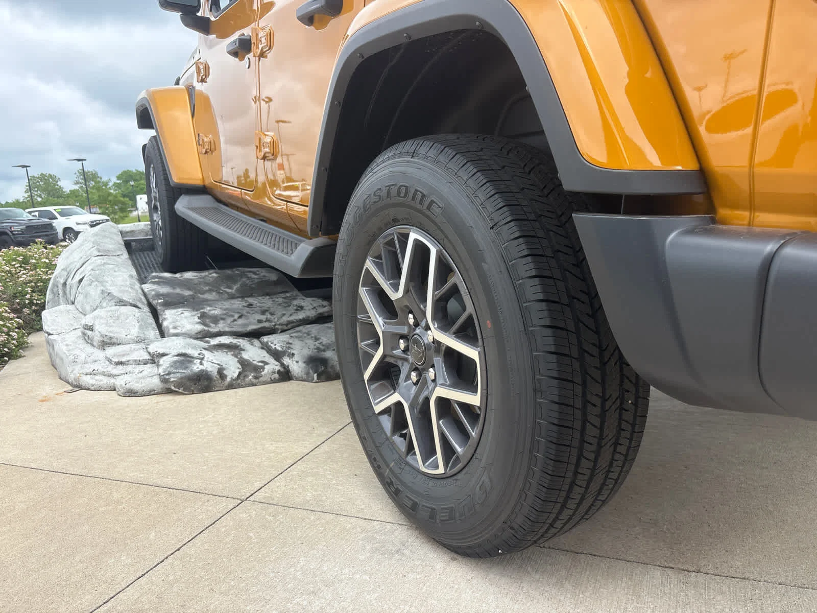 New 2026 Goldilocks Exterior Paint Jeep Sahara image 6