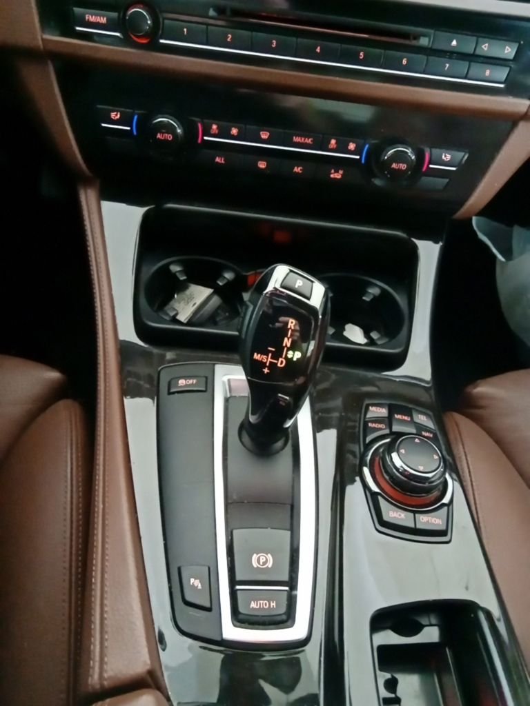 Used 2013 Alpine White BMW 550i image 19