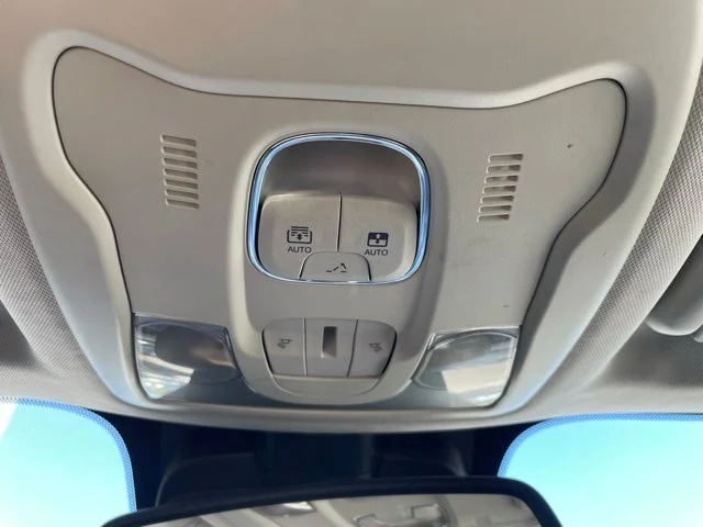 Used 2018 Blue Jeep Latitude image 29