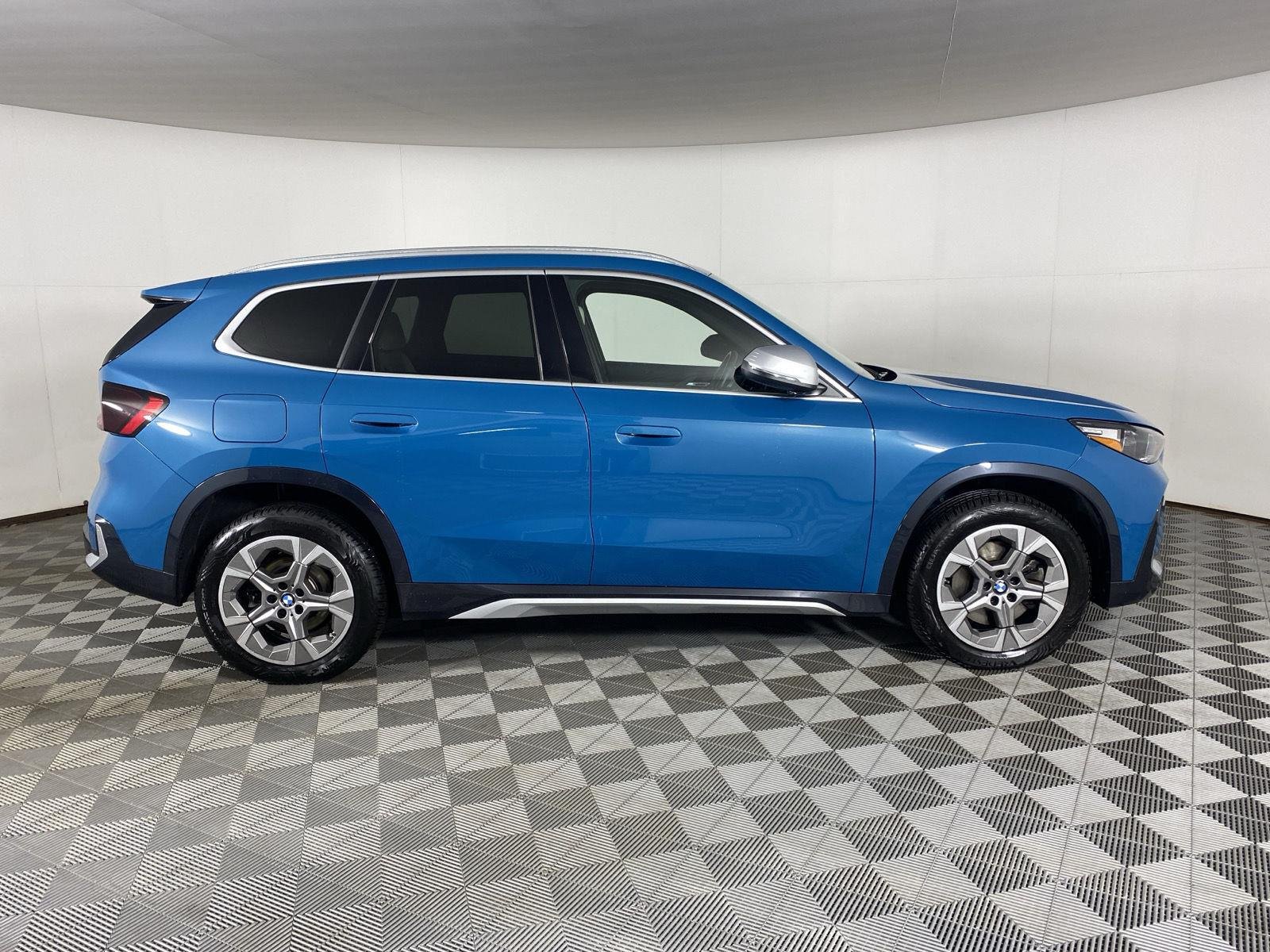 Used 2023 Blue Bay Lagoon Metallic BMW xDrive28i image 8