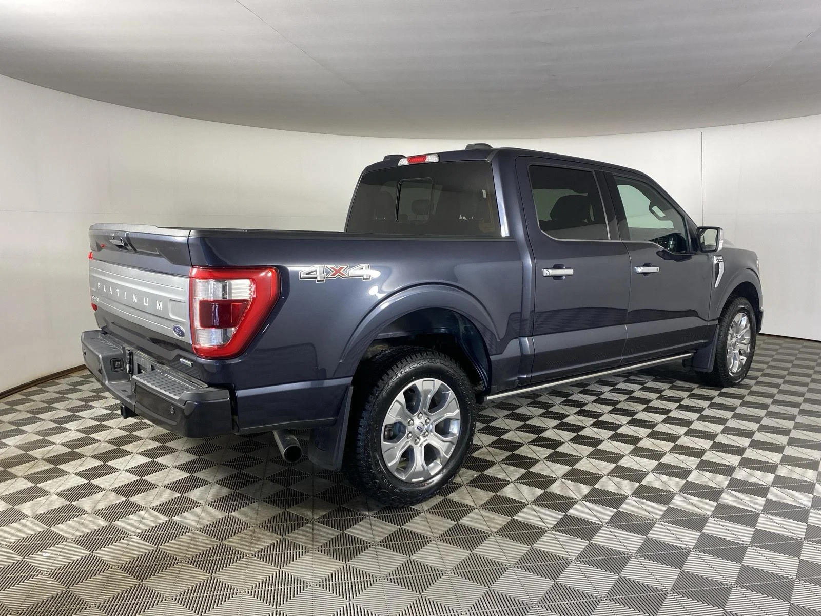 Used 2021 Smoked Quartz Metallic Tinted Clearcoat Ford Platinum image 10