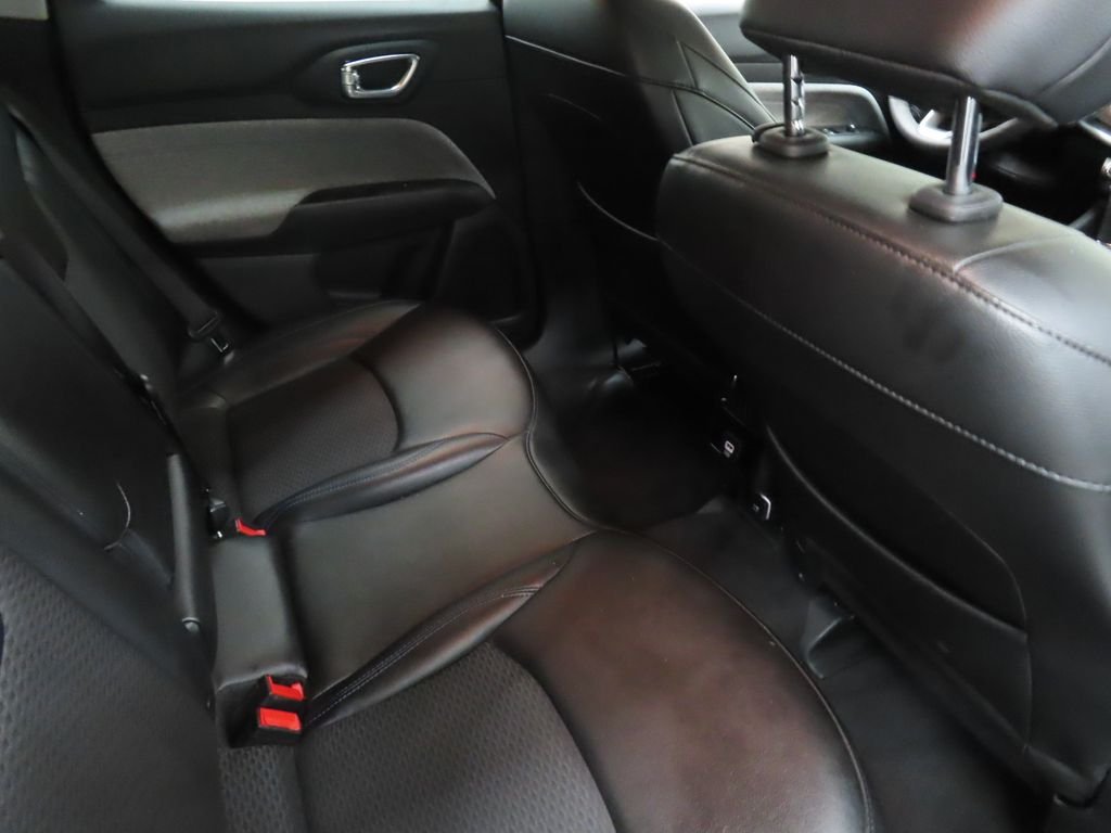 Used 2022 Red Jeep Latitude image 21