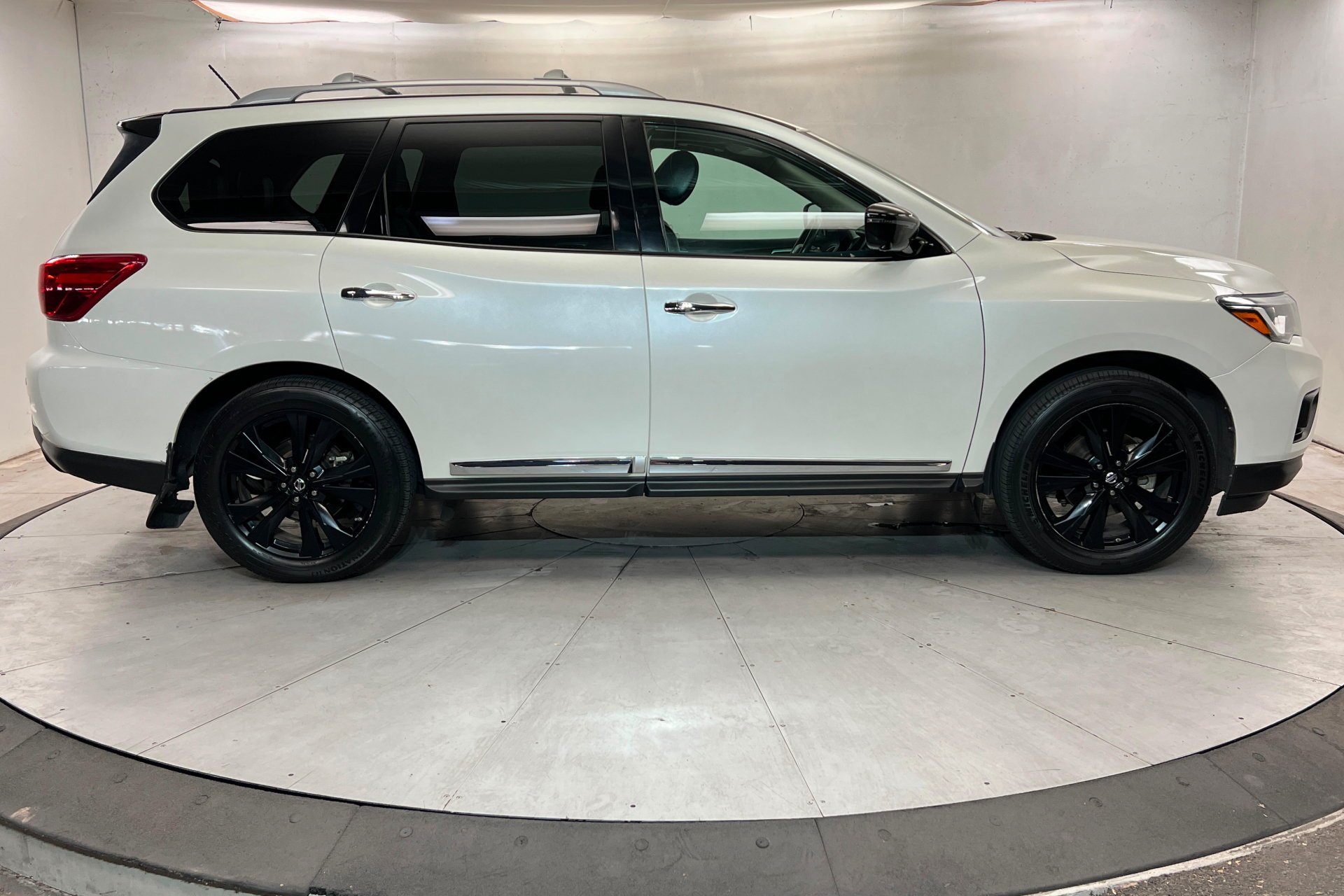 Used 2017 Pearl White Nissan Platinum image 7
