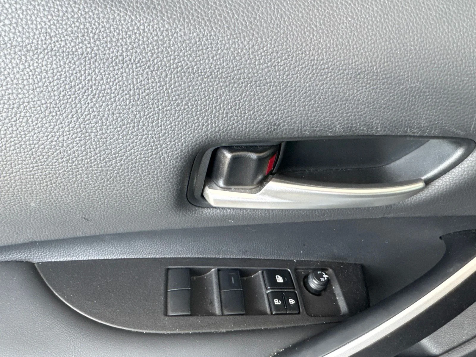 Used 2025  Toyota SE image 5