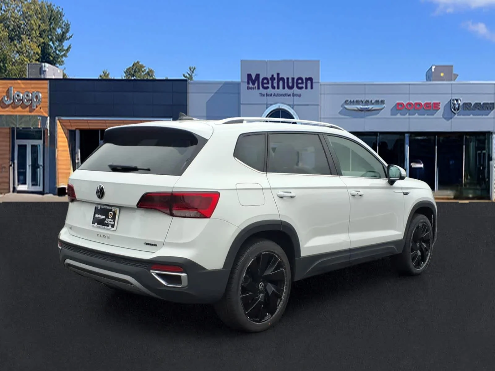 Used 2023 Pure White Volkswagen SE image 5