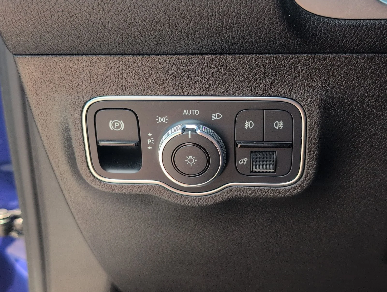 Used 2021 Blue Mercedes-Benz GLB 250 image 28