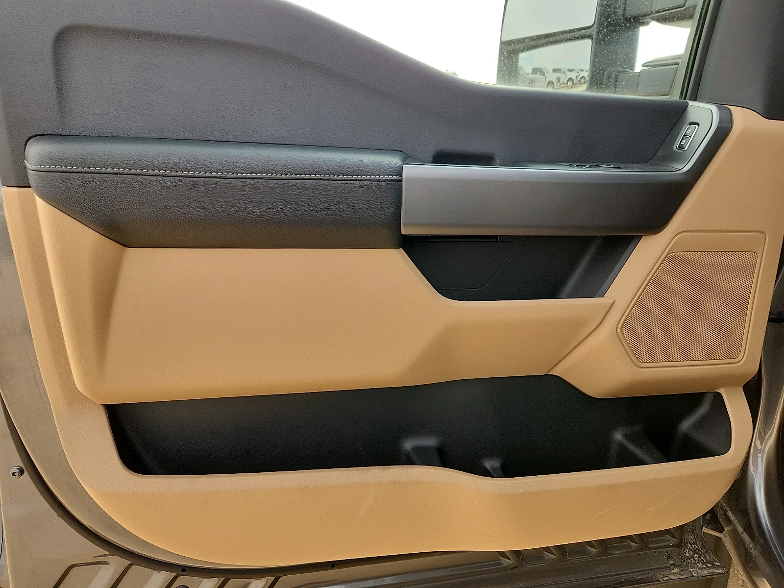 New 2027 Carbonized Gray Metallic Ford XLT image 14