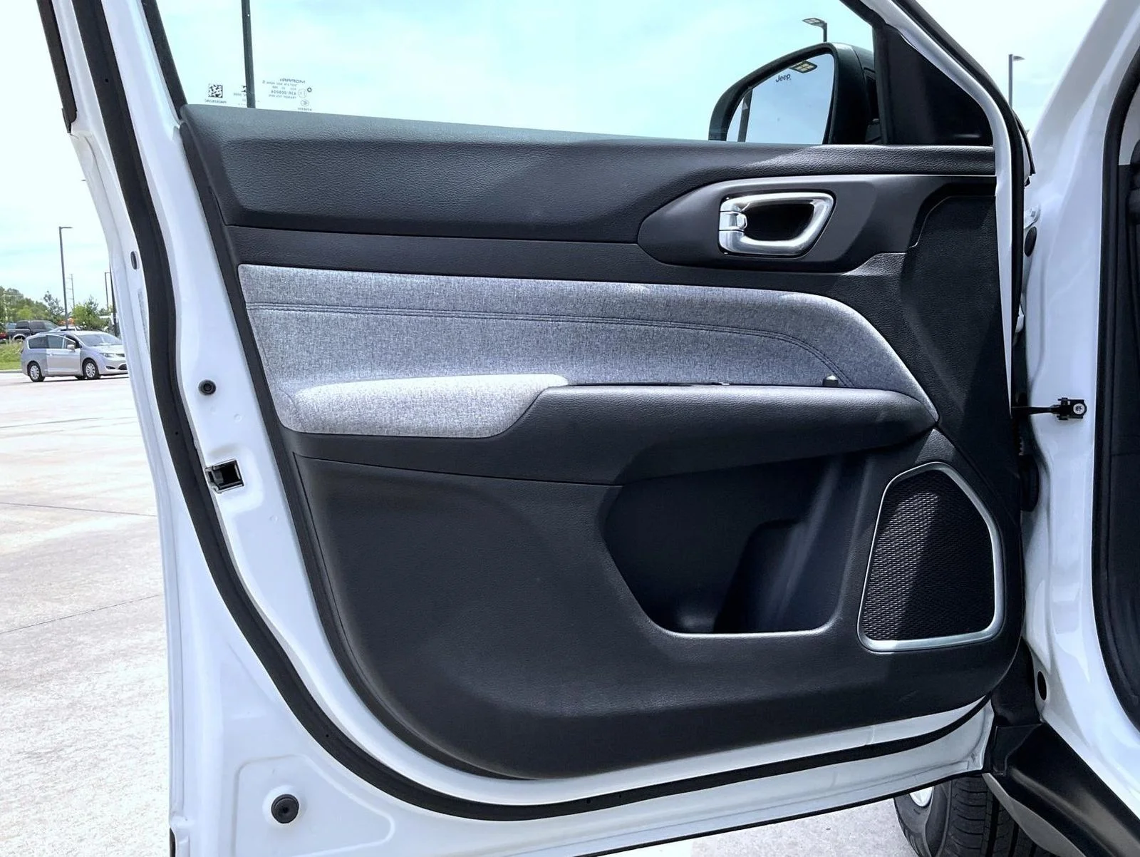 Used 2022 White Jeep Latitude image 9