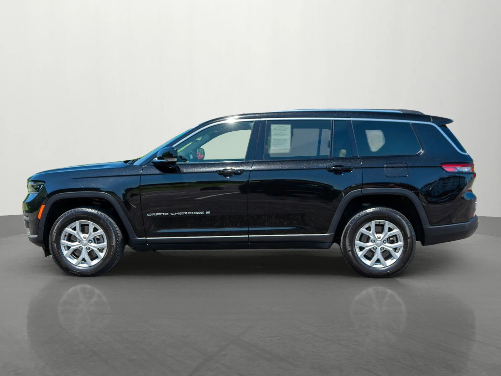 Used 2023 Diamond Black Crystal Pearlcoat Jeep Limited image 4