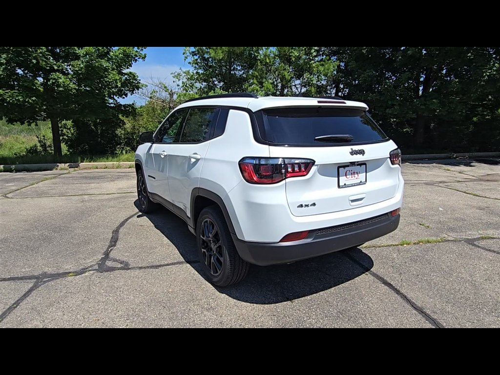 New 2026 Bright White Clear-Coat Exterior Paint Jeep Latitude image 8