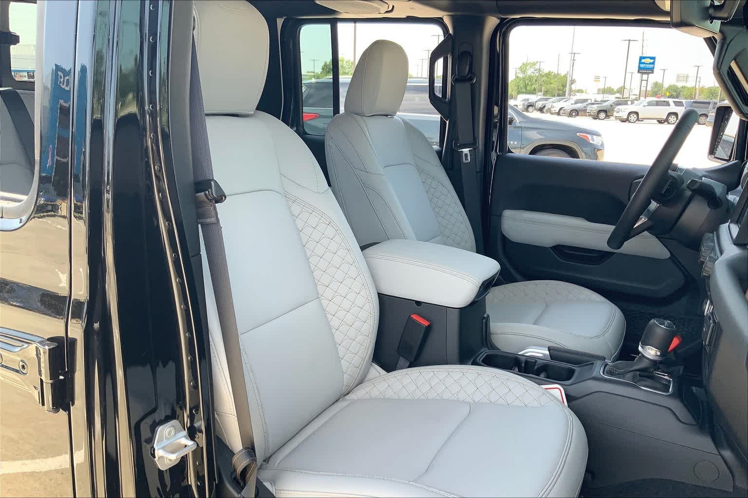 Used 2022 Black Clearcoat Jeep High Altitude image 17