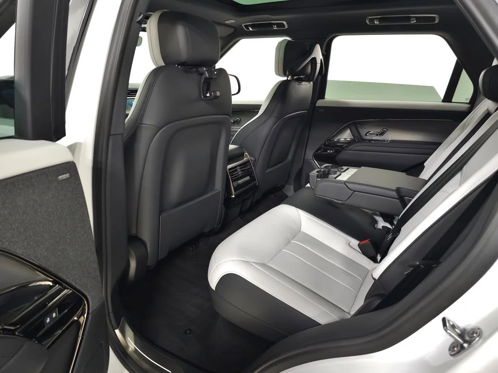 Used 2025 White Land Rover Dynamic SE image 38