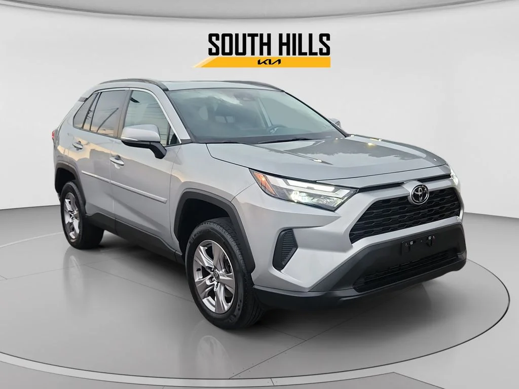 Used 2022 Silver Toyota XLE image 7