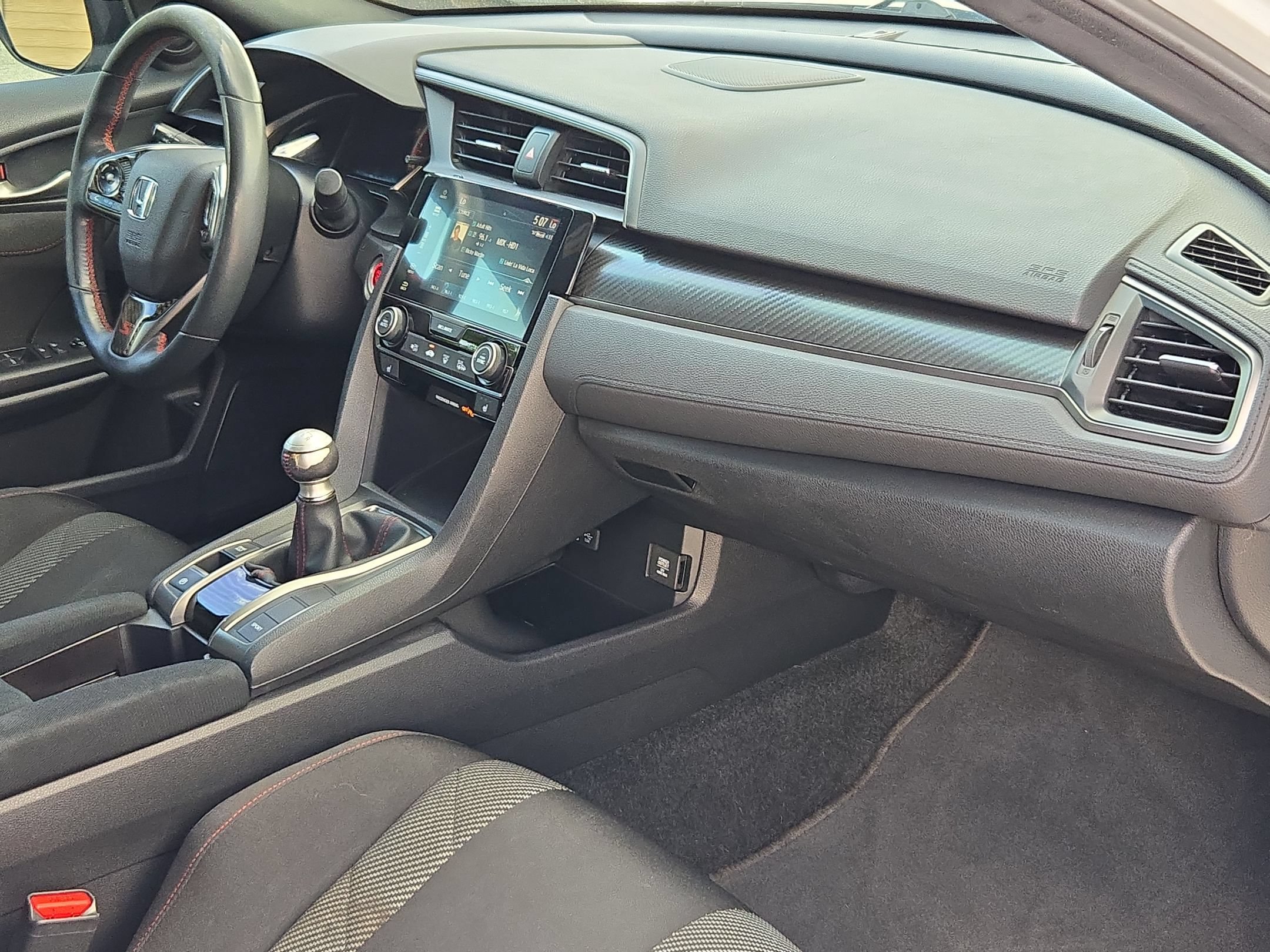 Used 2018 White Honda  image 28