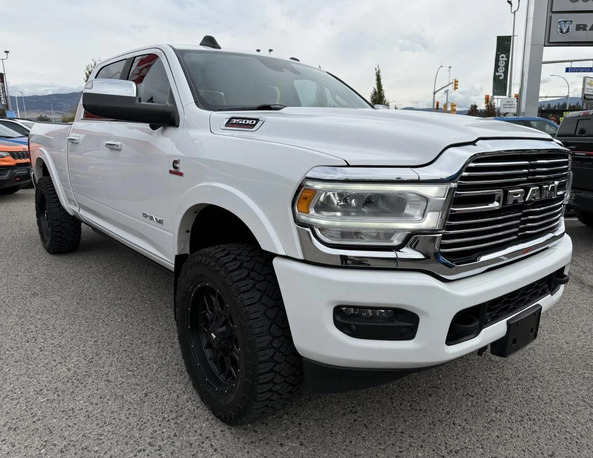 Used 2021 White RAM Laramie Crew Cab Swb image 9