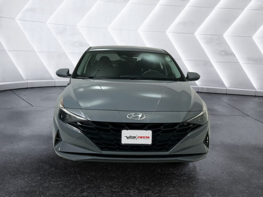 Used 2022 Gray Hyundai SE image 2