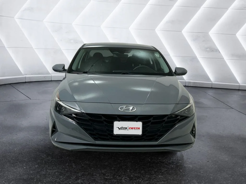 Used 2022 Gray Hyundai SE image 2