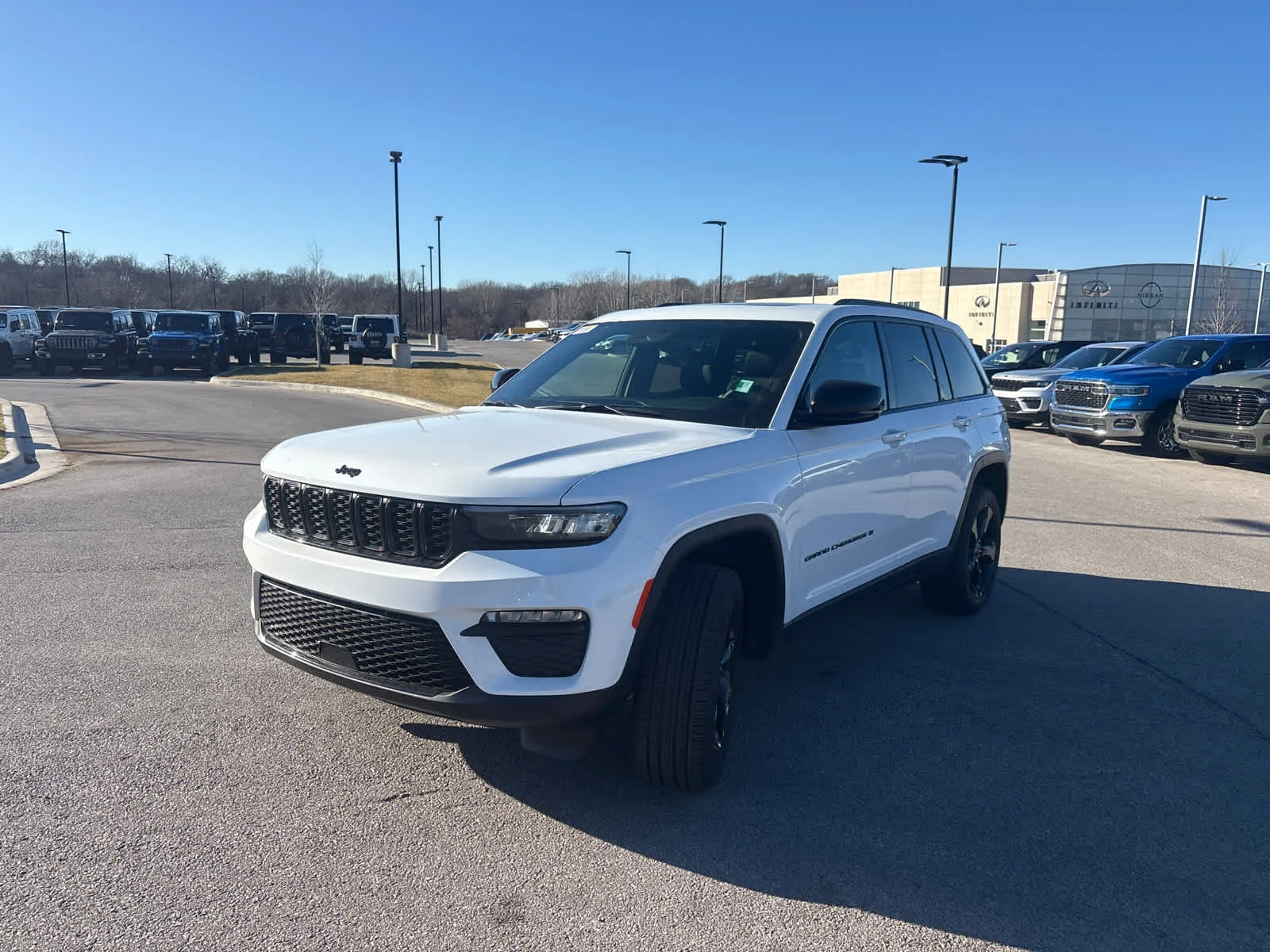 New 2025 Bright White Clear-Coat Exterior Paint Jeep Limited image 4
