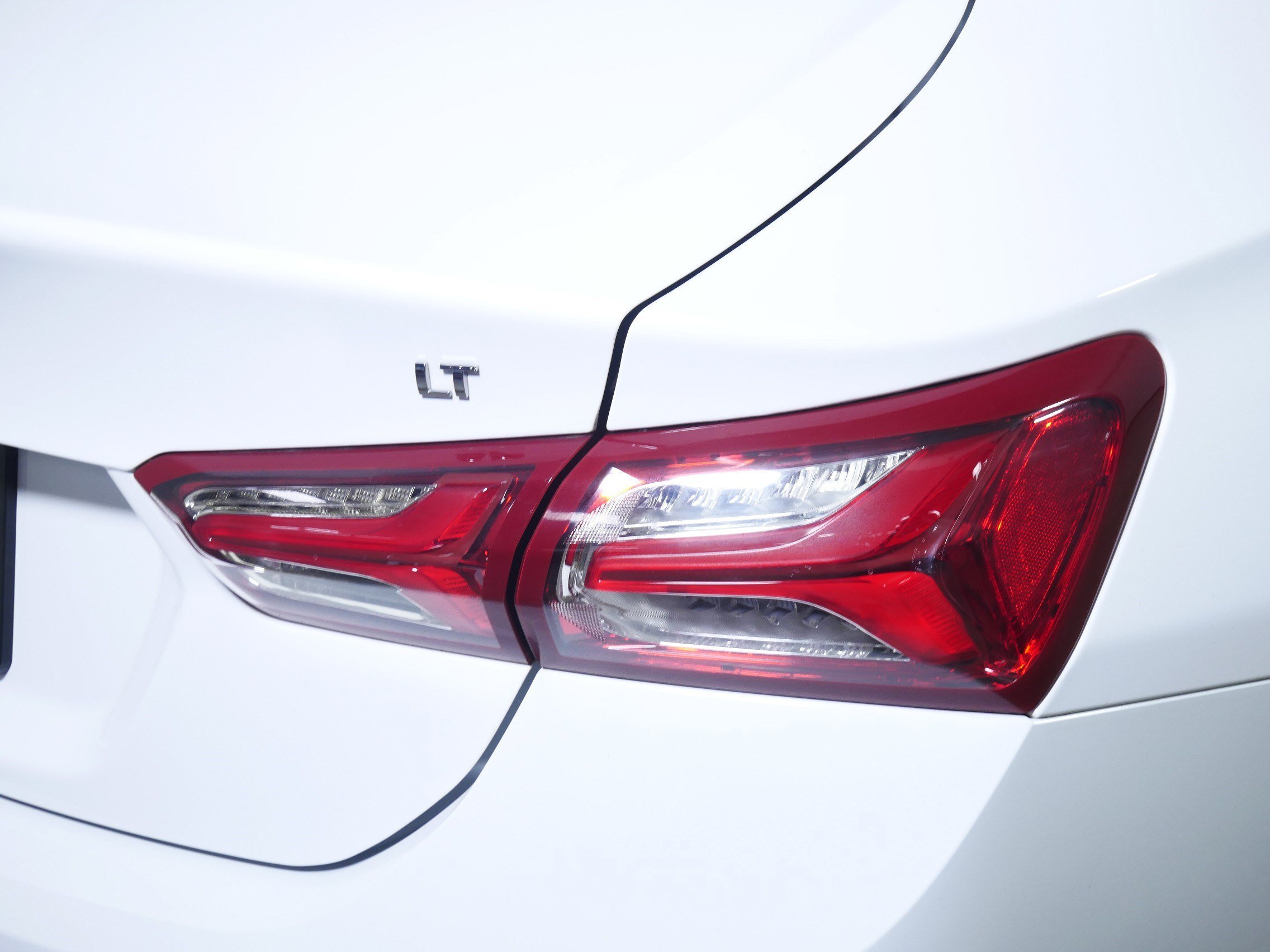 Used 2020 SUMMIT WHITE Chevrolet LT image 17