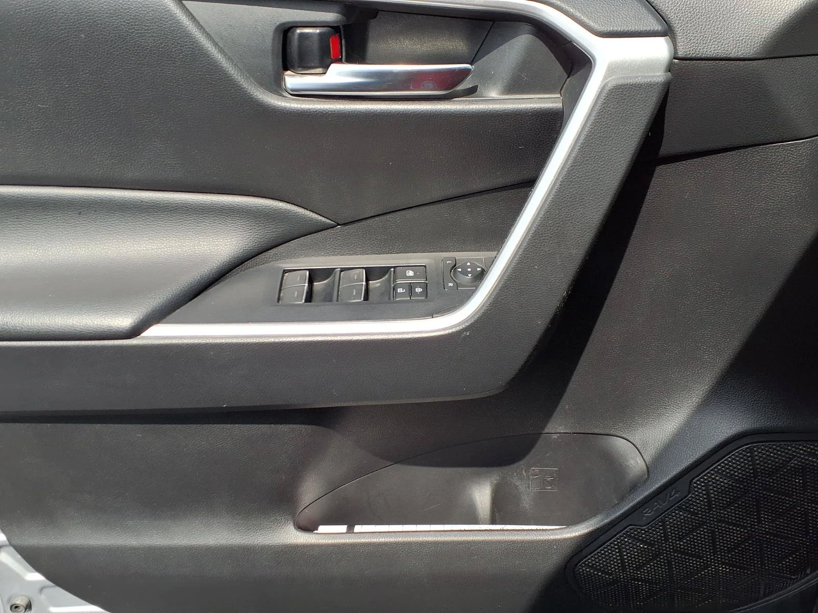 Used 2022 Silver Sky Metallic Toyota XLE image 15
