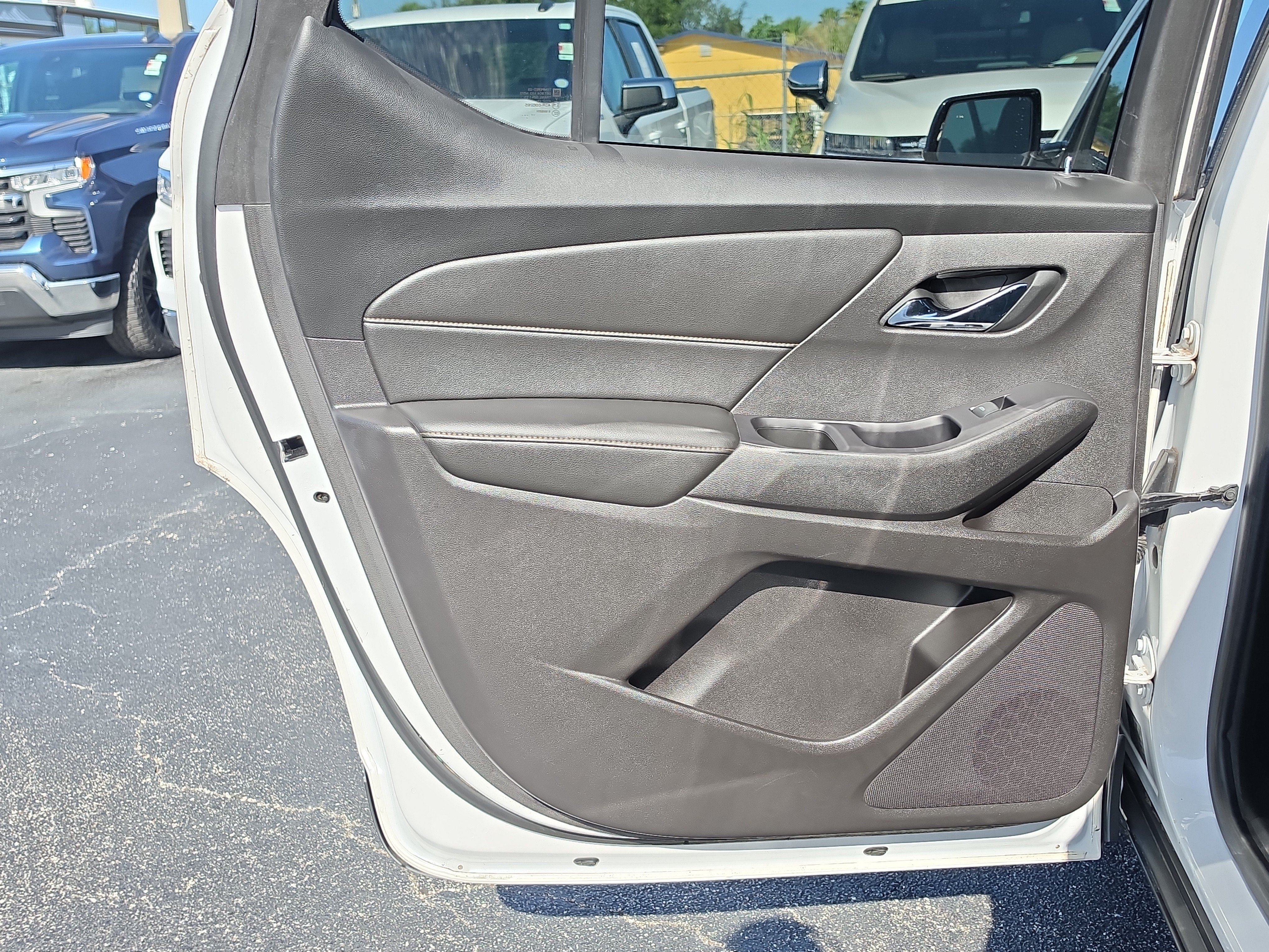 Certified Used 2018 IRIDESCENT PEARL TRICOAT Chevrolet LT Cloth image 17