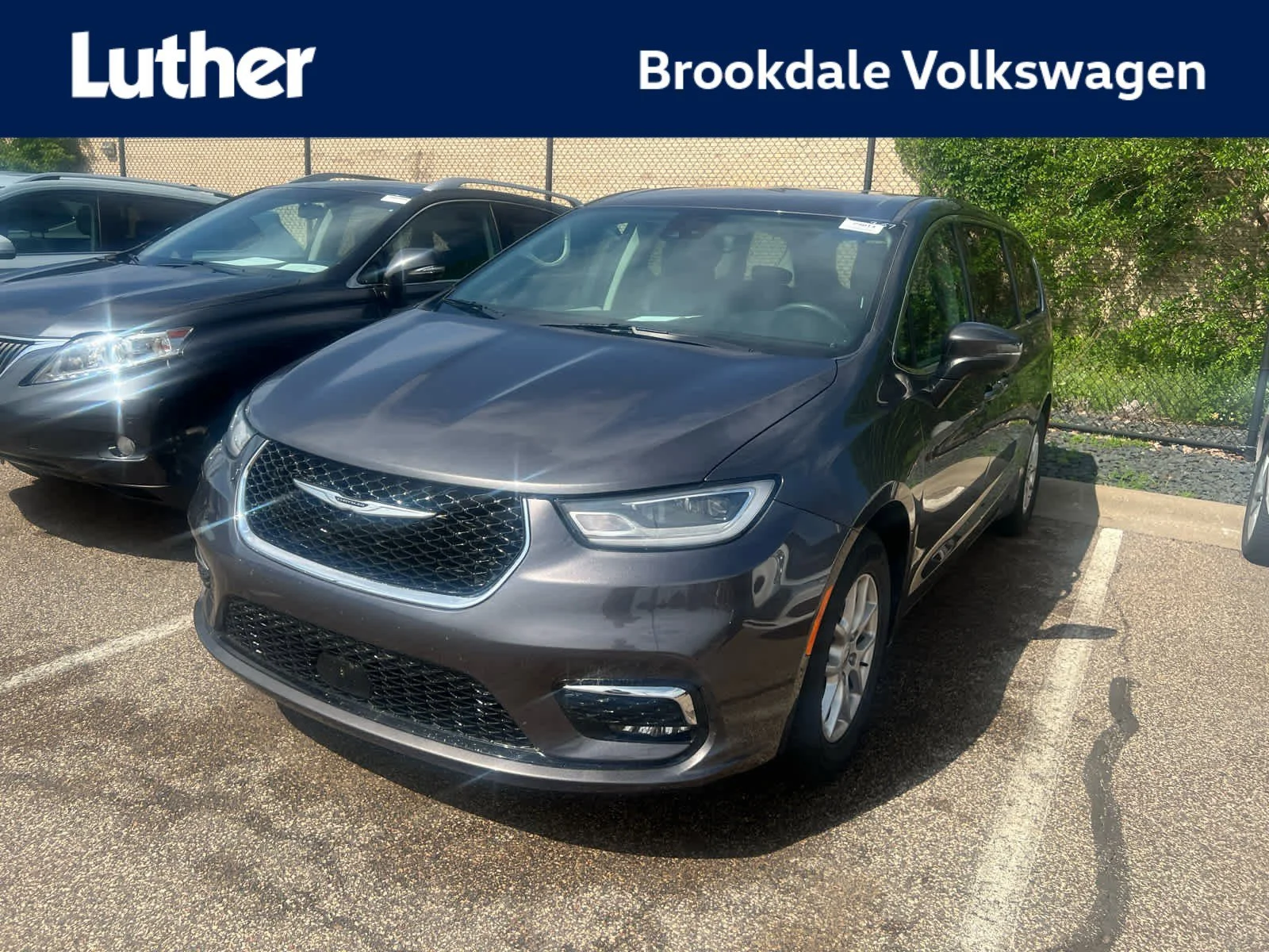 2023 Chrysler Pacifica Touring L's photo