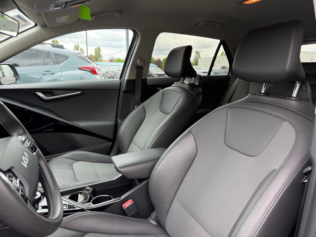 Used 2023 Steel Gray Kia Wind image 14